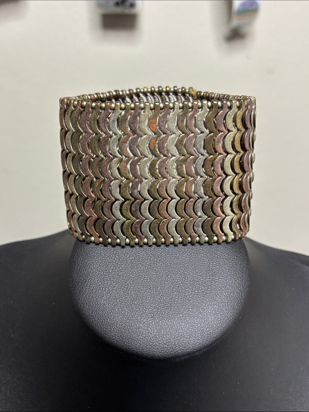 Tri-Tone Scalloped Link Cuff Stretch Statement Bracelet